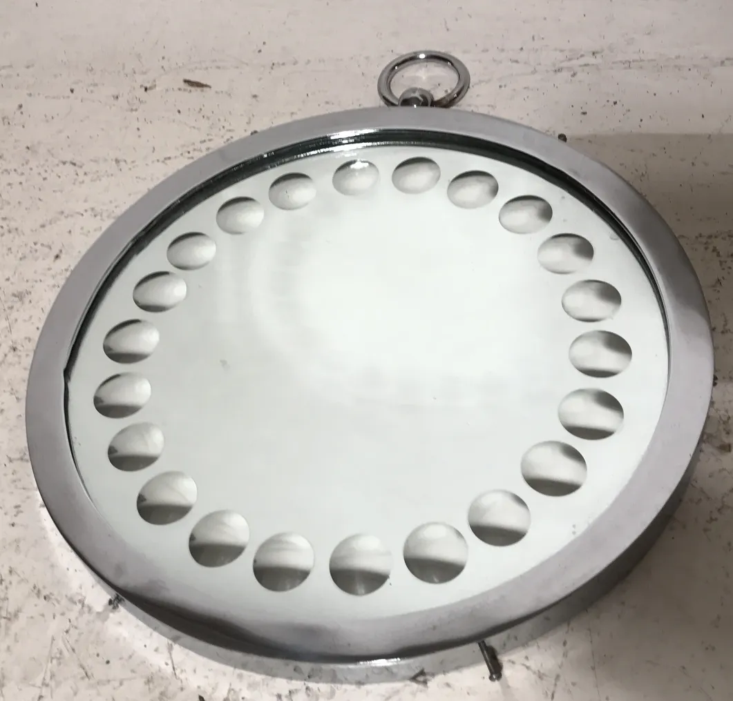 specchio antico rotondo con dettagli decorativi nella cornice