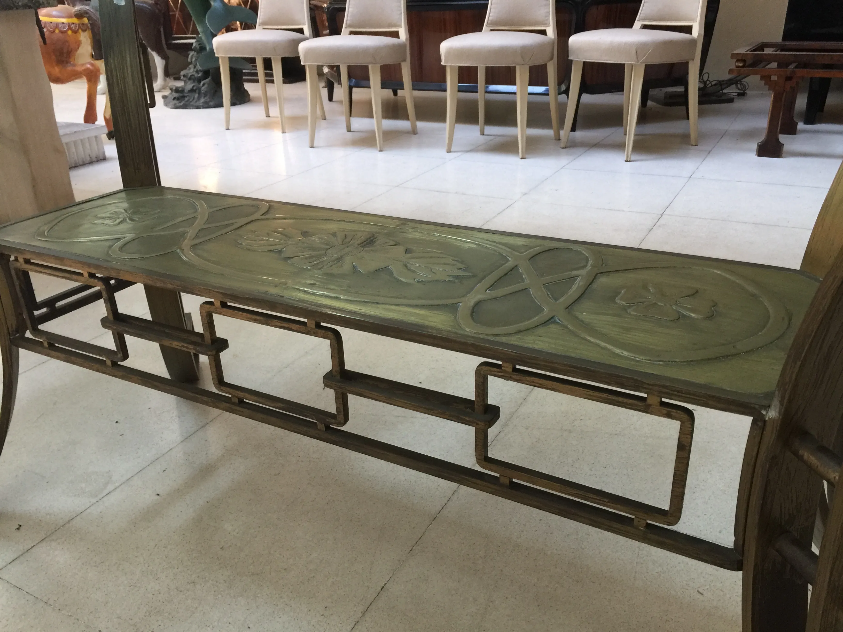 Mesa de comedor antigua Art Deco para diez personas, con delicados detalles.