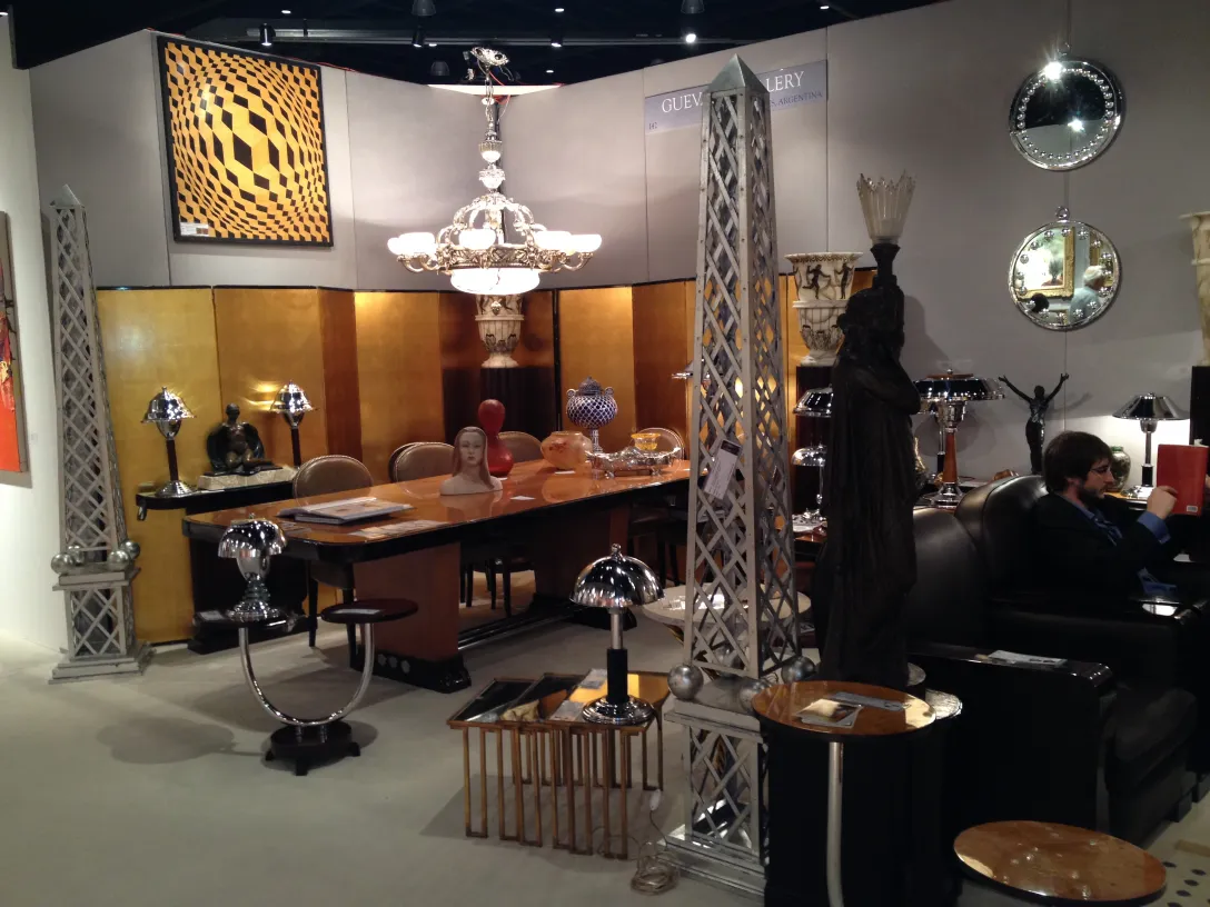 Specchio antico in un ambiente elegante con mobili decorativi.