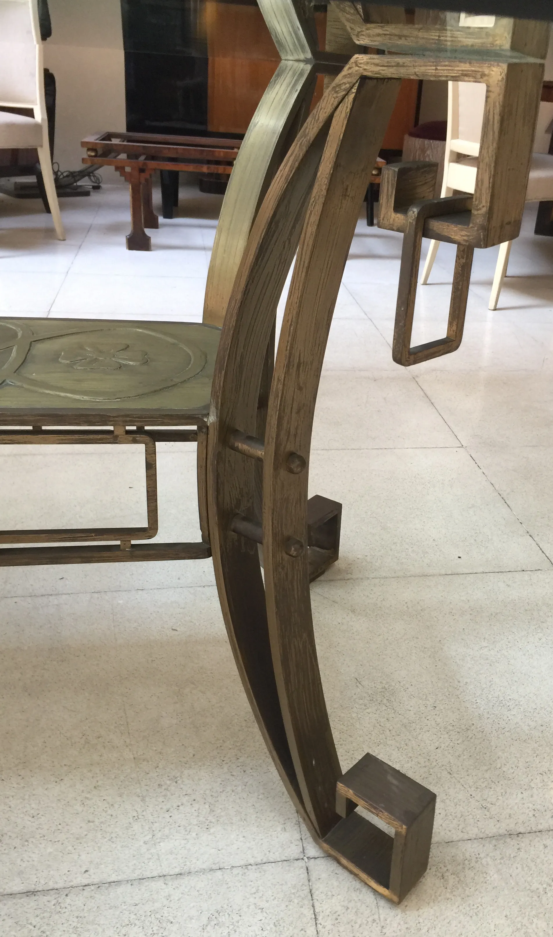 Table à manger ancienne Art Deco pour 10 personnes dans un cadre élégant.