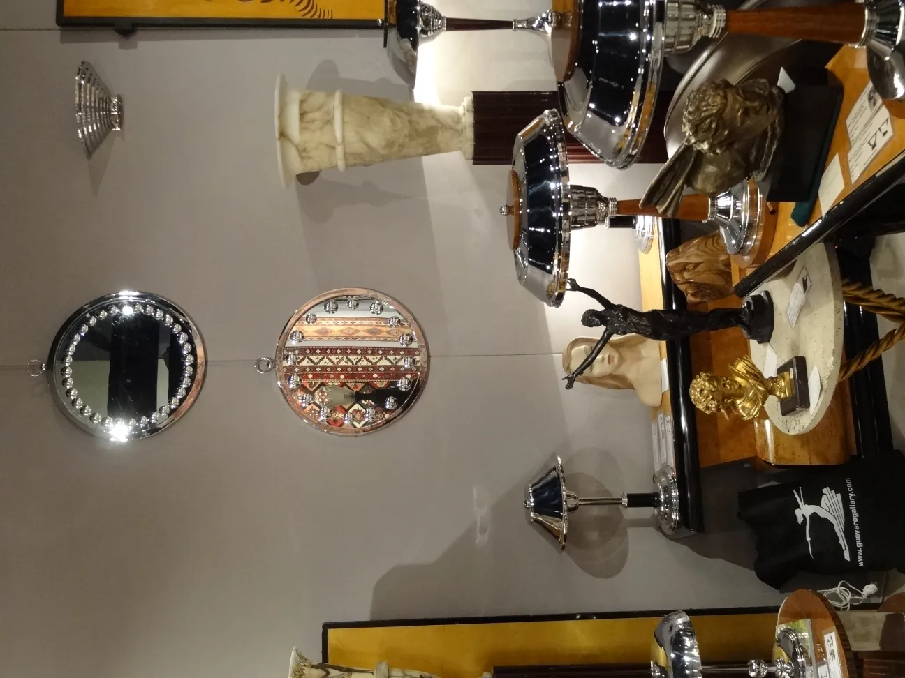 antikes Spiegel mit glitzernden Dekorationen und eleganter Umgebung