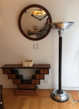 壁に優雅なフレームがある古い円形の鏡