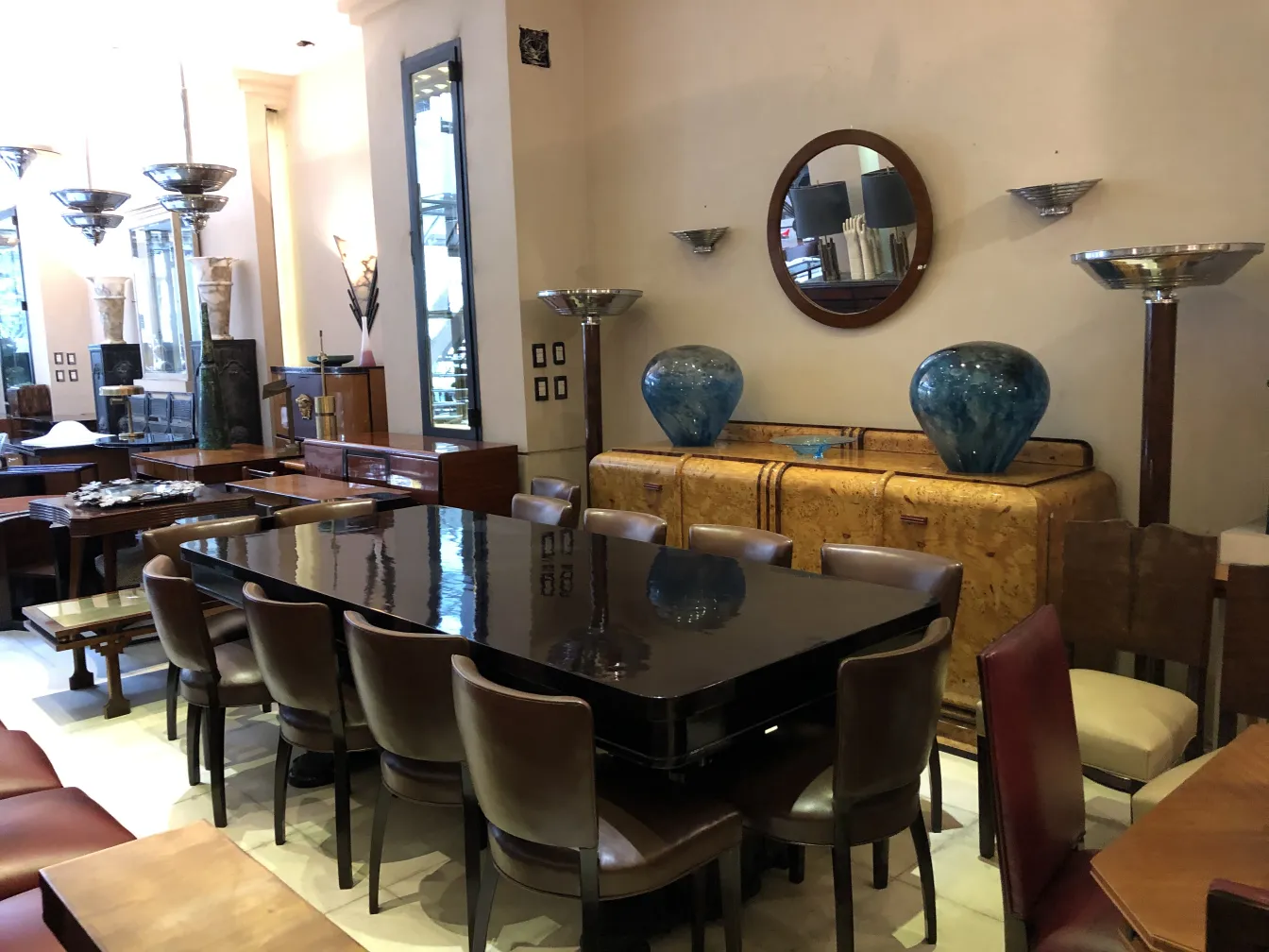 espelho antigo de parede em um ambiente elegante com mesa e cadeiras