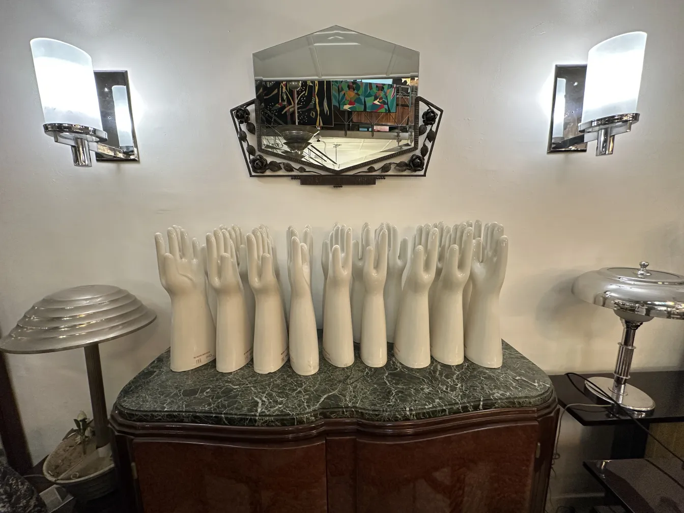 miroir ancien sur le mur avec des éclairages