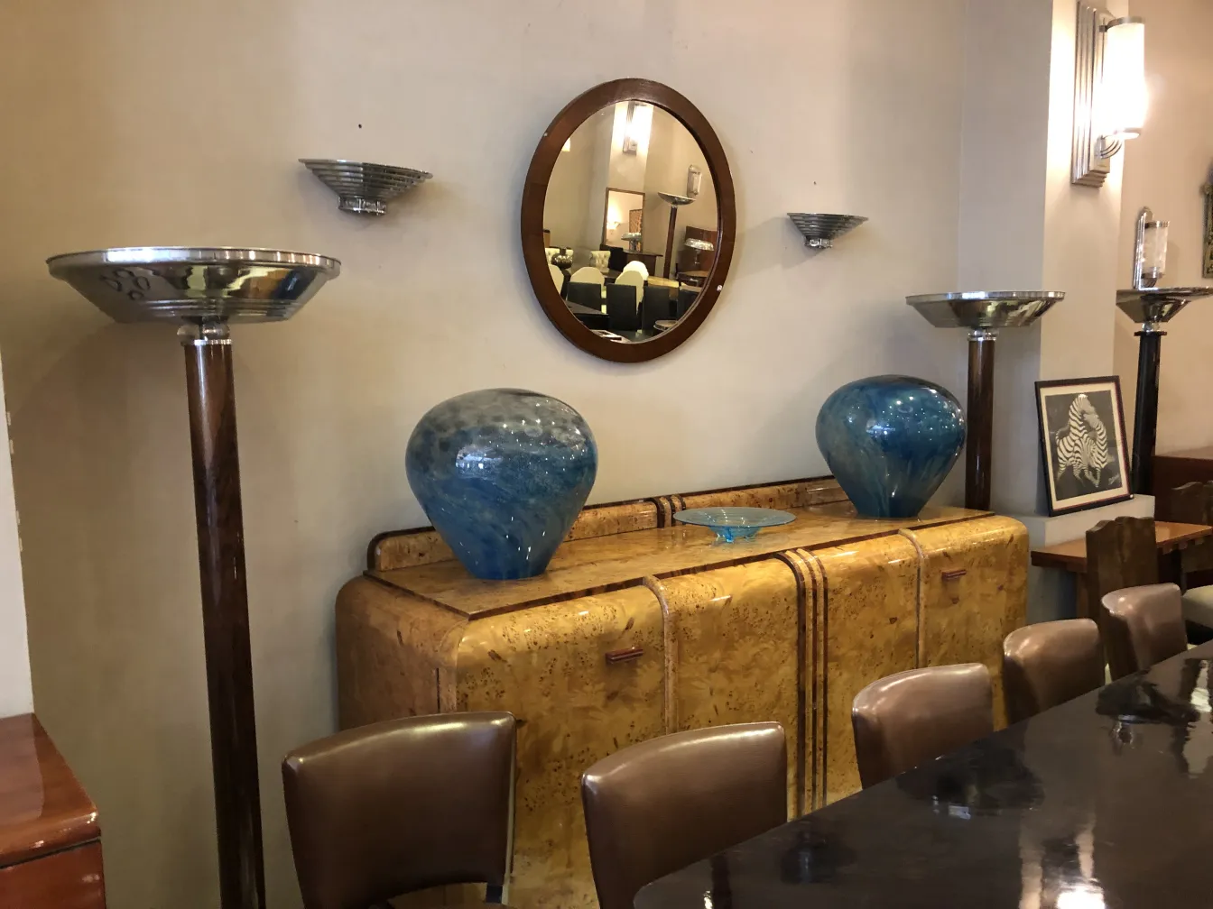 miroir ancien rond au mur avec éléments décoratifs