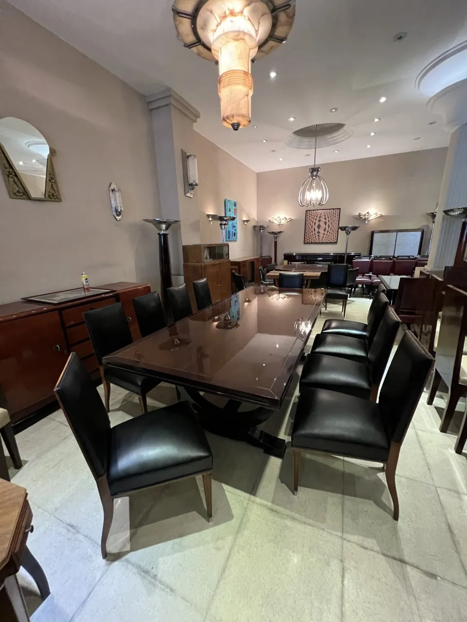 espelho antigo decorativo em uma elegante sala de jantar