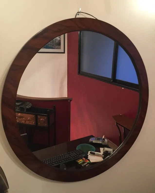 miroir rond antique dans un environnement intérieur avec des meubles