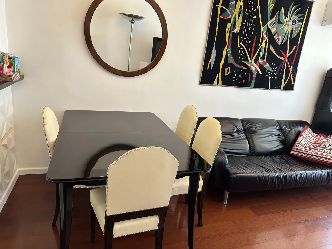 Runder antiker Spiegel an der Wand