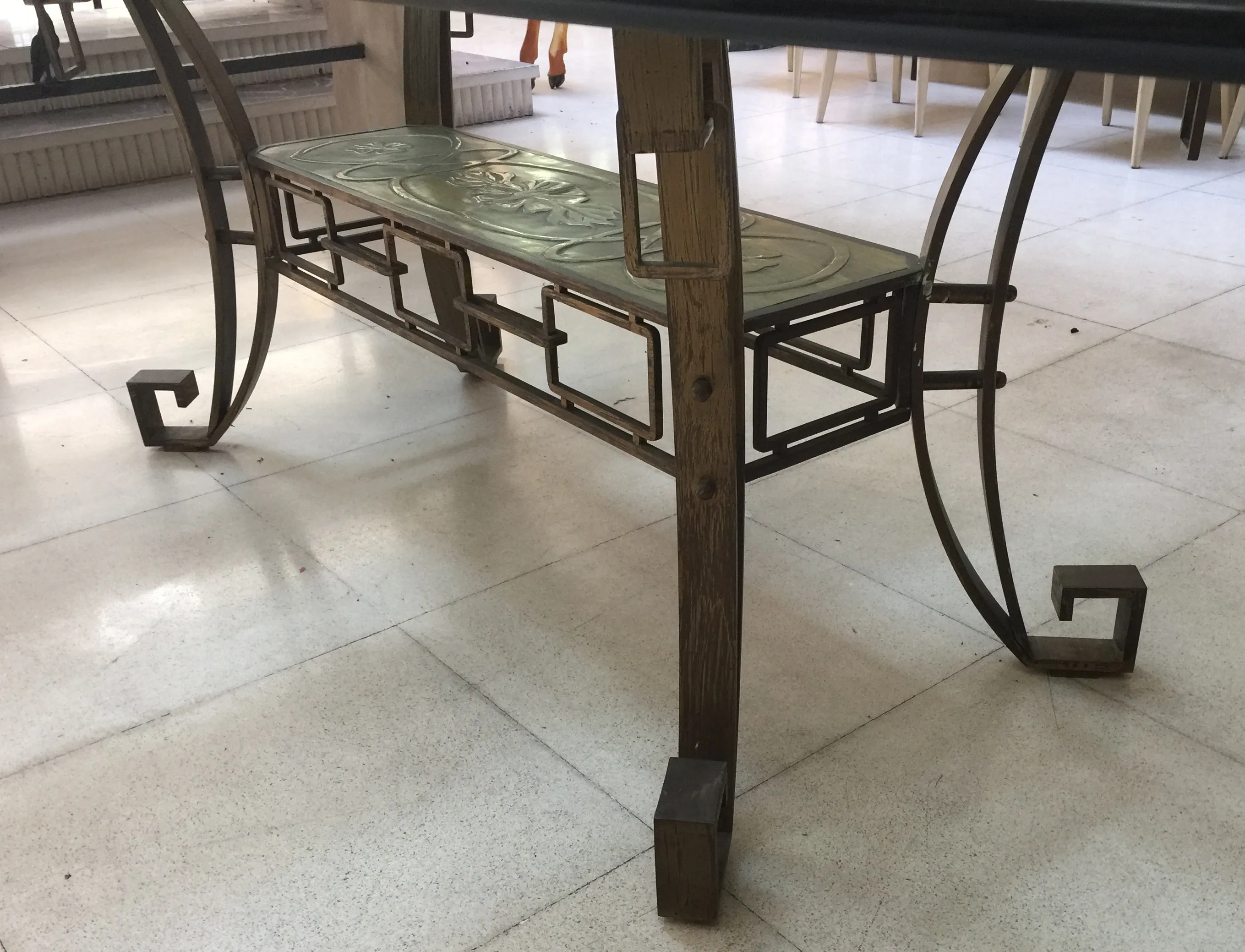 Mesa de comedor antigua Art Deco para 10 personas en un ambiente acogedor.