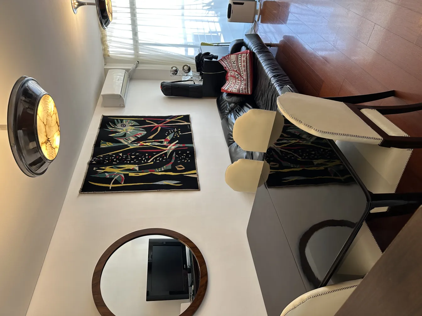 miroir ancien rond dans un intérieur moderne avec de l'art