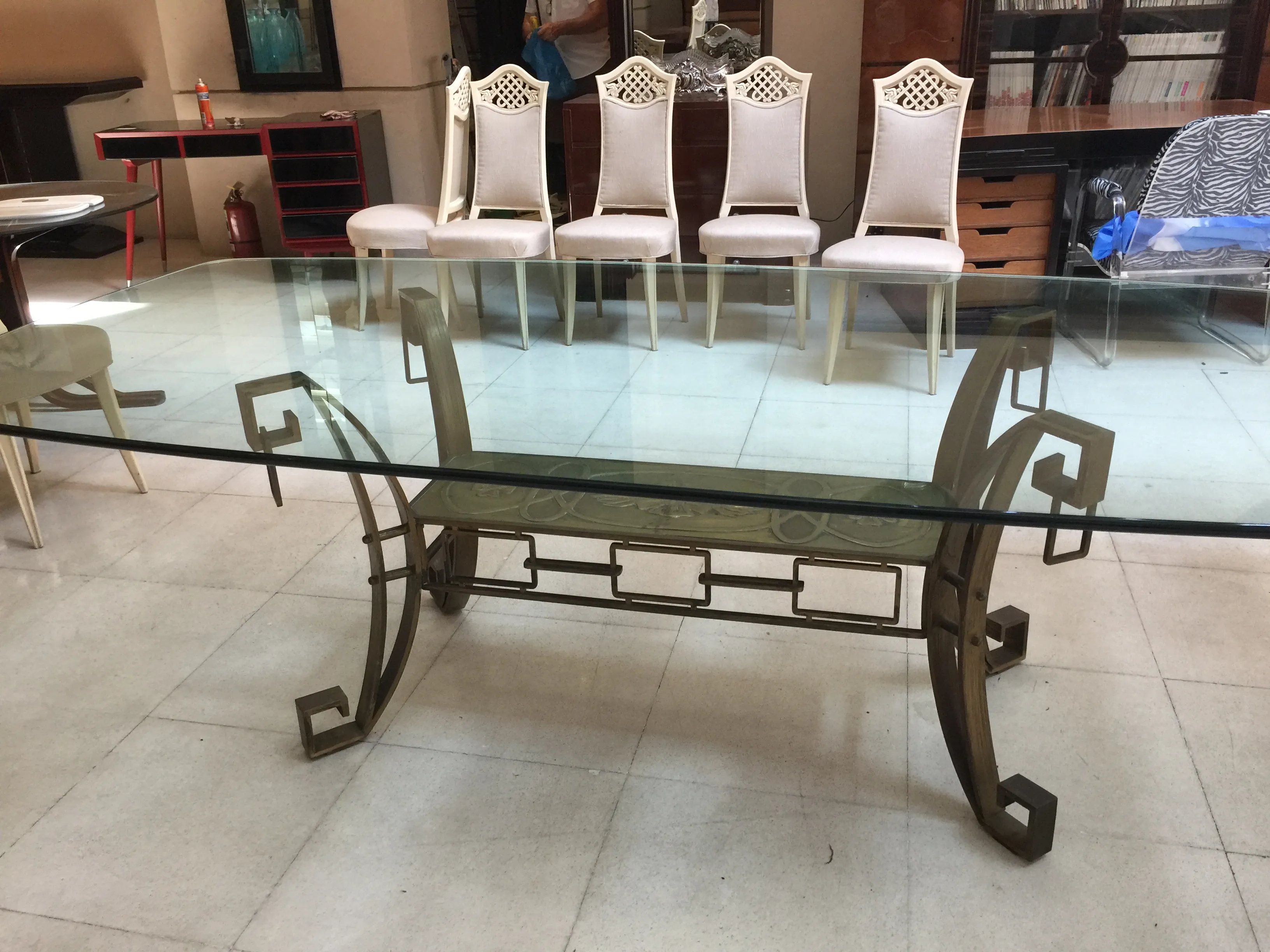 table à manger ancienne Art Deco pour 10 personnes, entourée de six chaises élégantes dans un cadre moderne