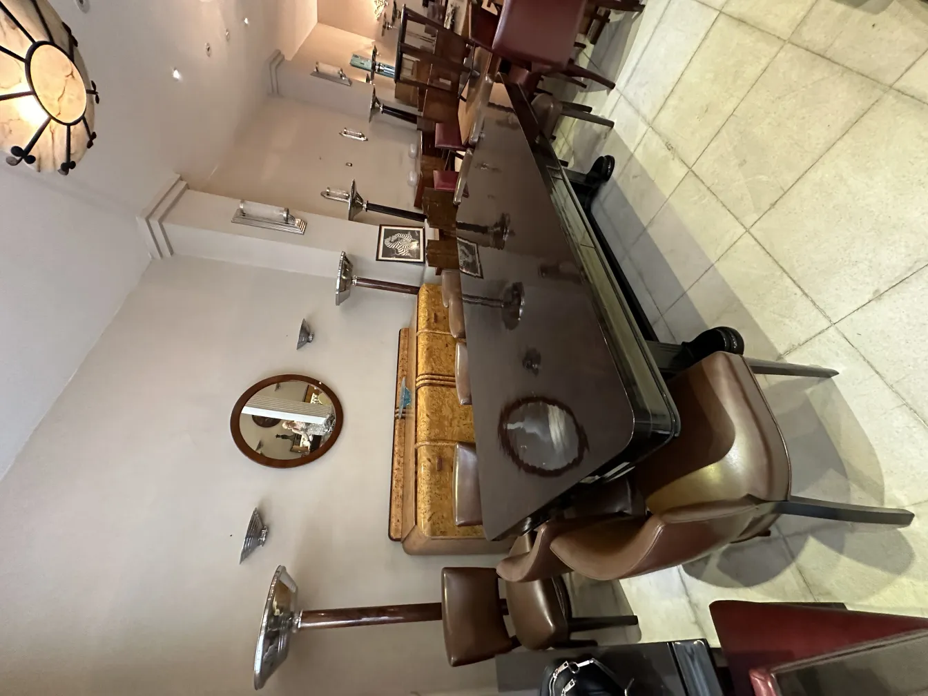 古董圆形墙镜，显示反射和周围环境