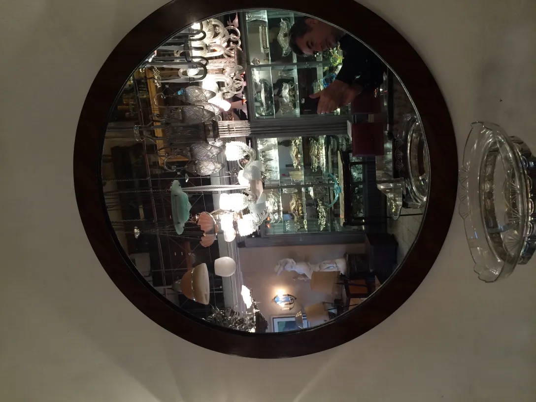 runder antiker Spiegel mit dekorativer Umgebung