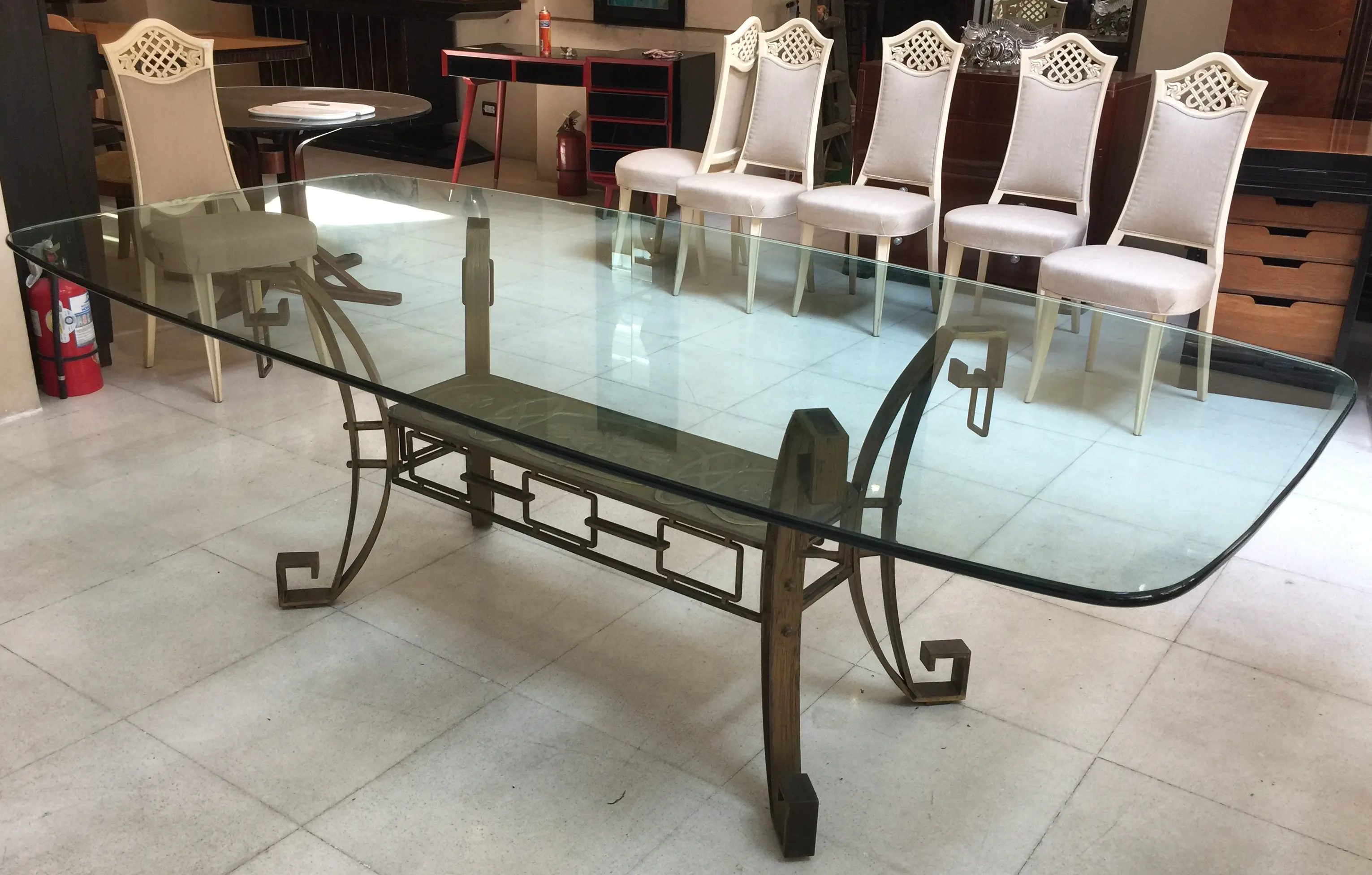 Tavolo da pranzo antico Art Deco per 10 persone, con sedie sullo sfondo.