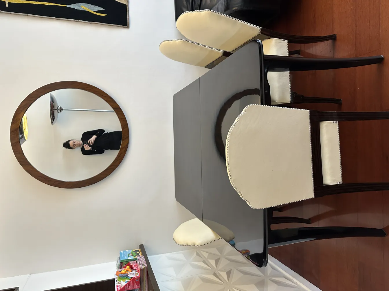 スタイリッシュな部屋にある古い丸い鏡と家具