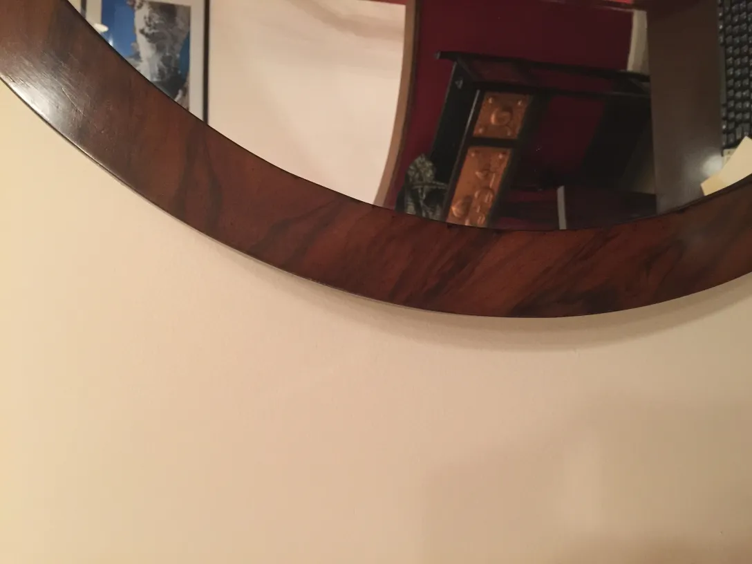 装飾のある古い円形壁鏡