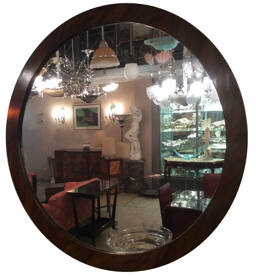 miroir ancien décoratif dans une scène élégante avec des lumières