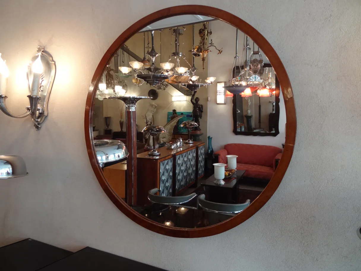 Miroir ancien rond dans une ambiance classique