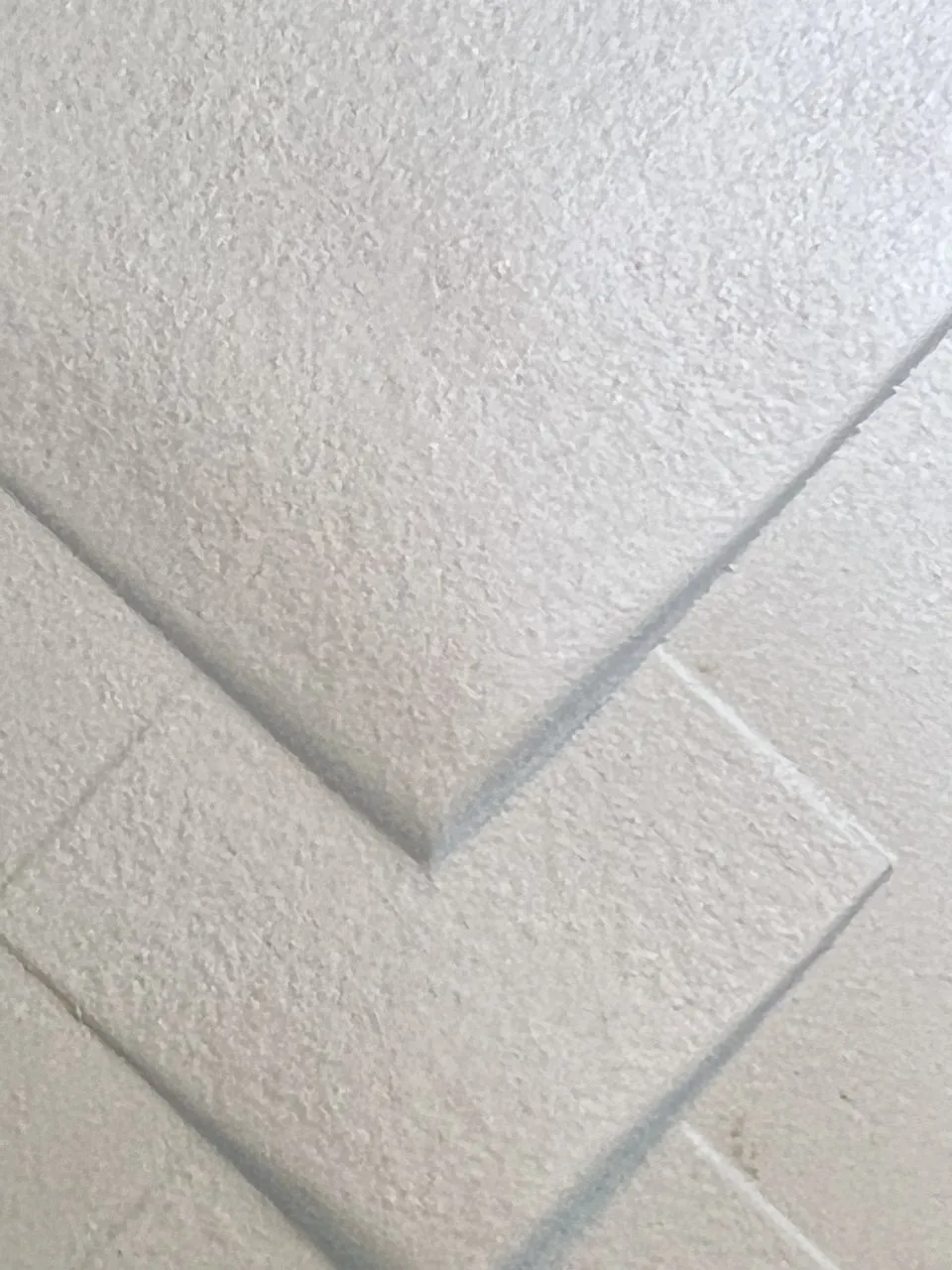 miroir ancien avec cadre orné sur fond clair