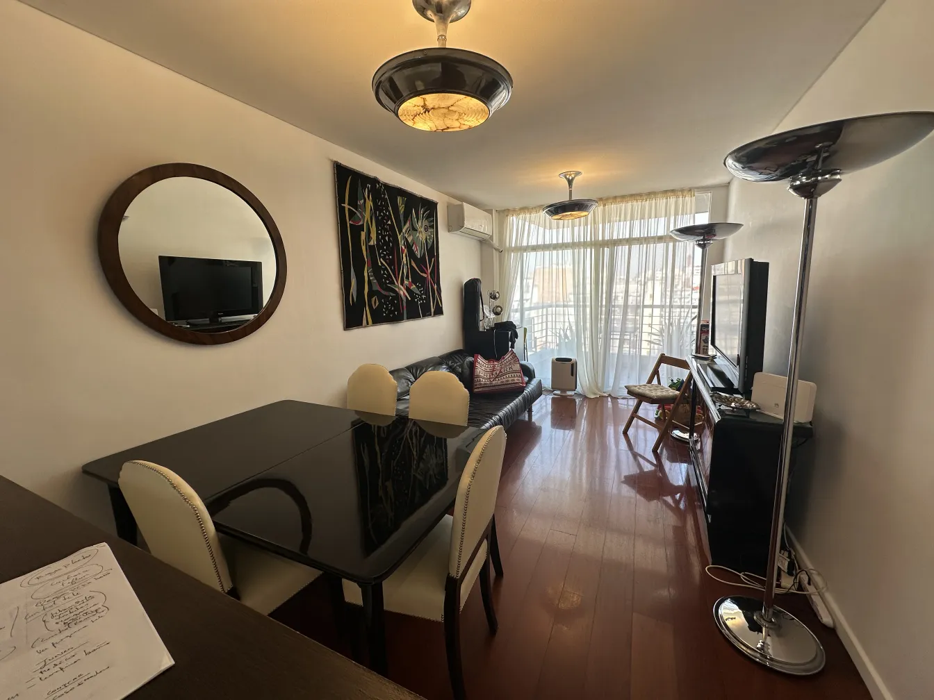 ancien miroir rond dans une salle moderne