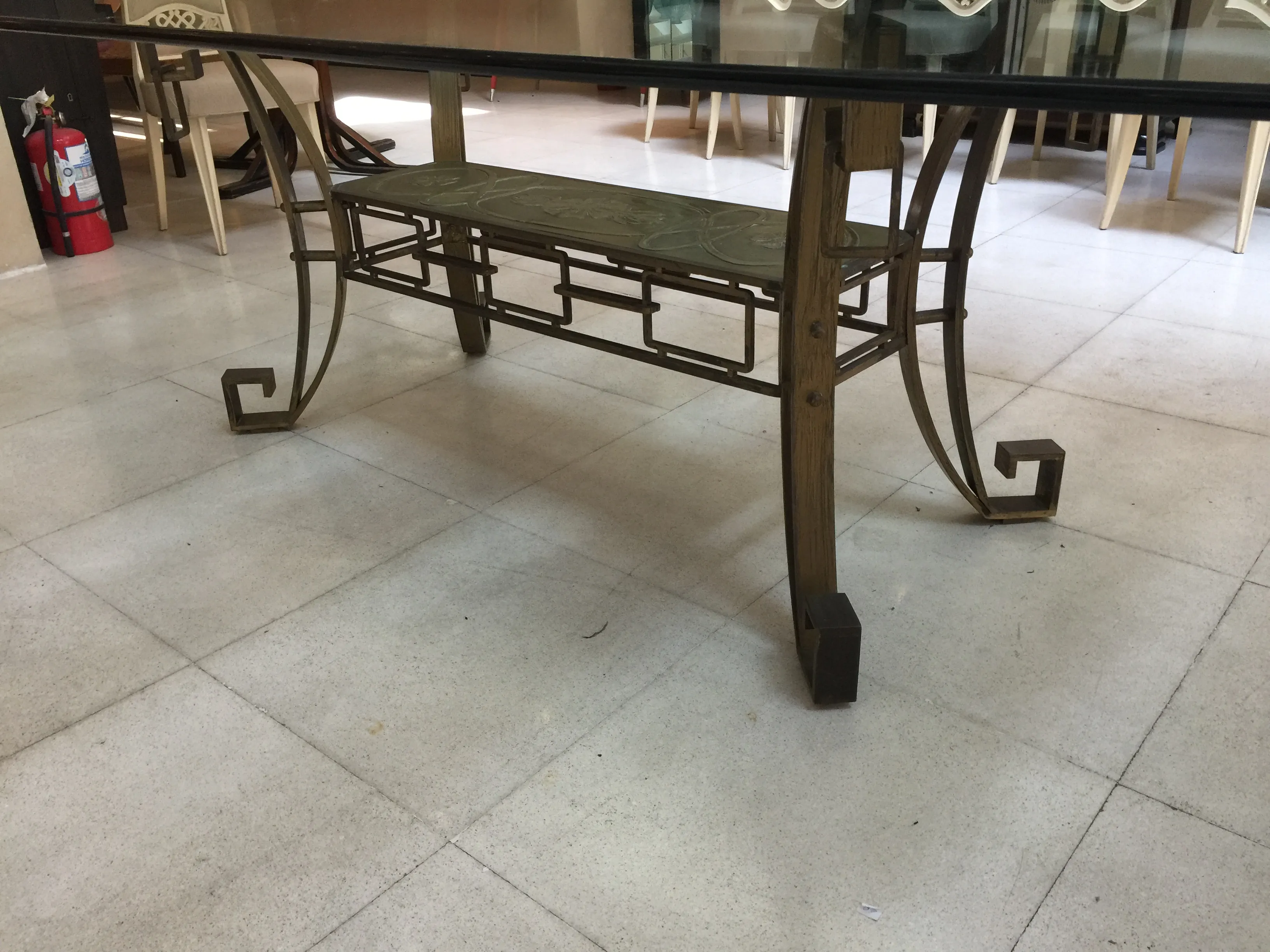 Mesa de comedor antigua en estilo Art Deco para 10 personas en un ambiente acogedor