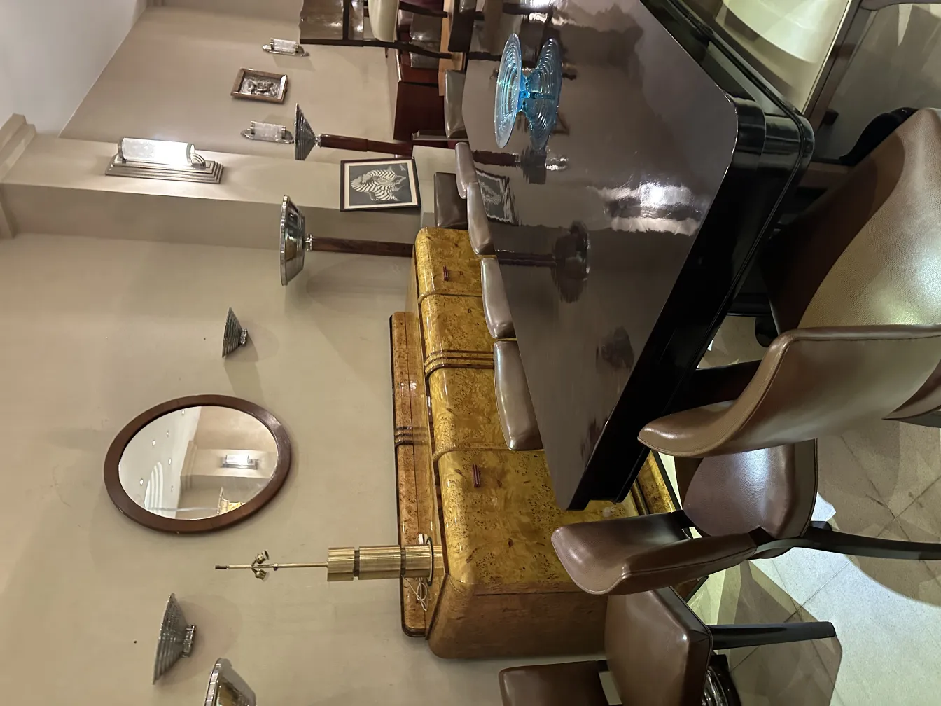 Miroir ancien de mur avec cadre rond dans un environnement douillet