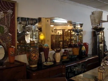 espejo antiguo en un entorno con coloridos jarrones