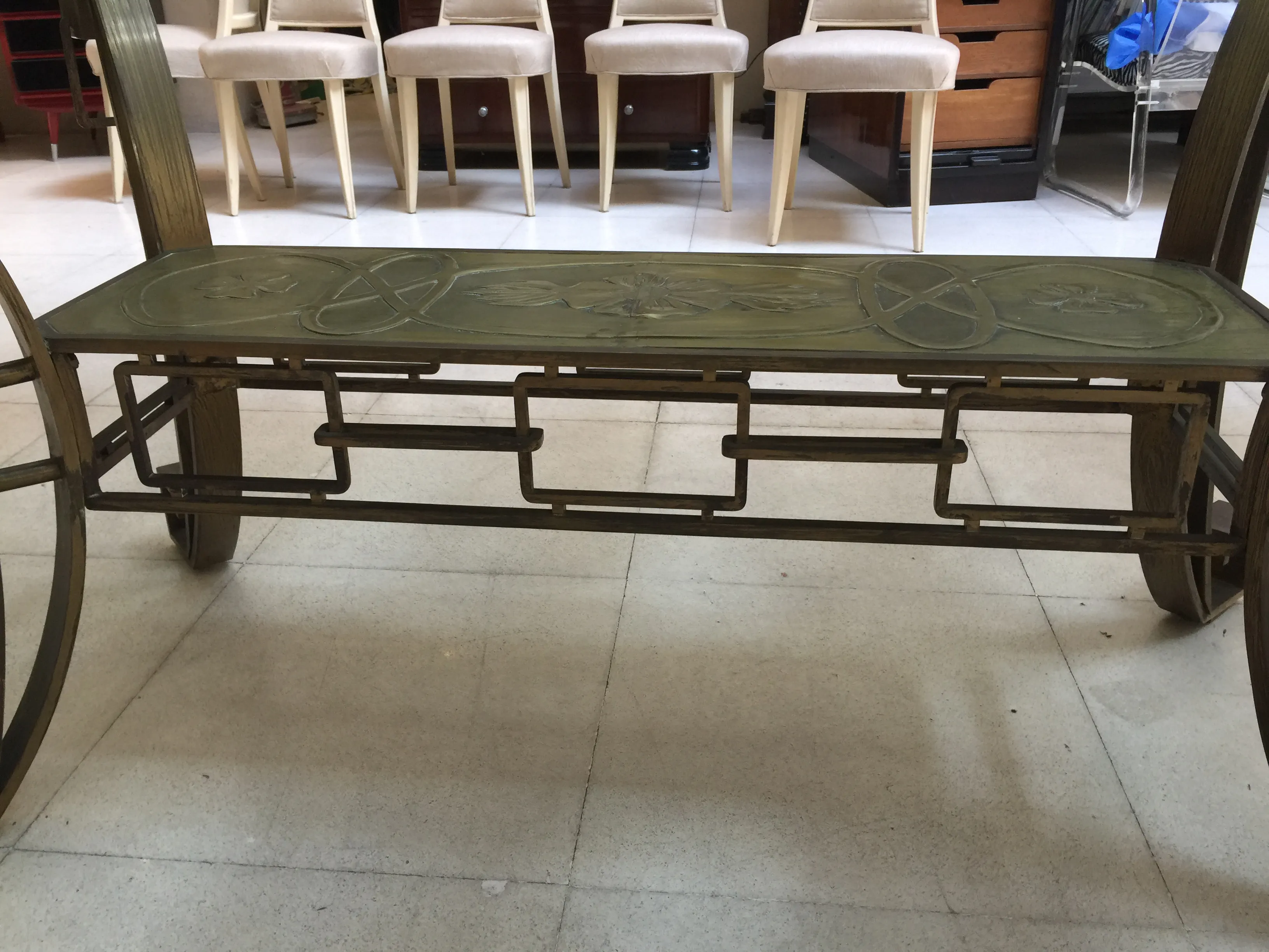 antiker Esstisch im Art Deco Design, für 10 Personen geeignet, in einem eleganten Ambiente.