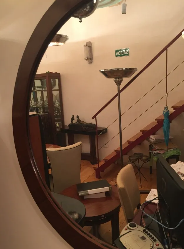 Espelho redondo antigo na decoração de interiores com móveis