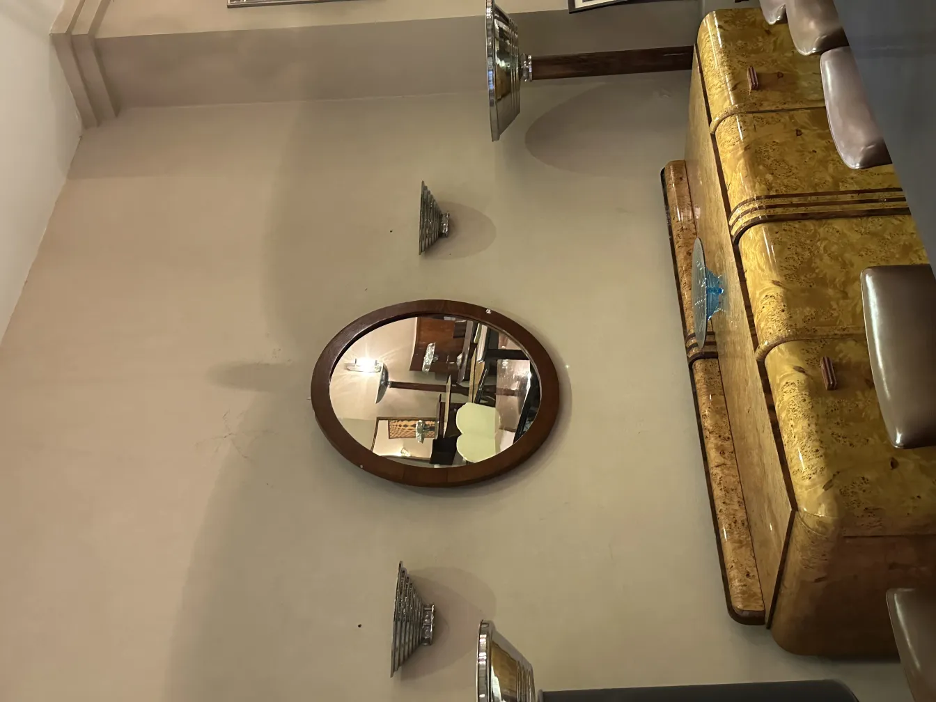 specchio antico con cornice rotonda su una parete decorativa