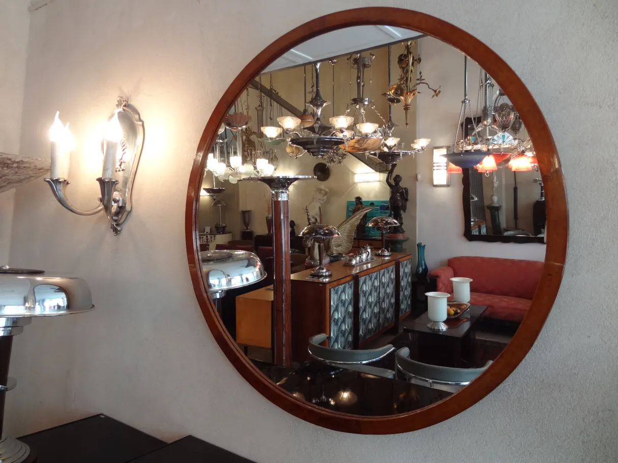 Miroir rond décoratif antique dans une pièce classique