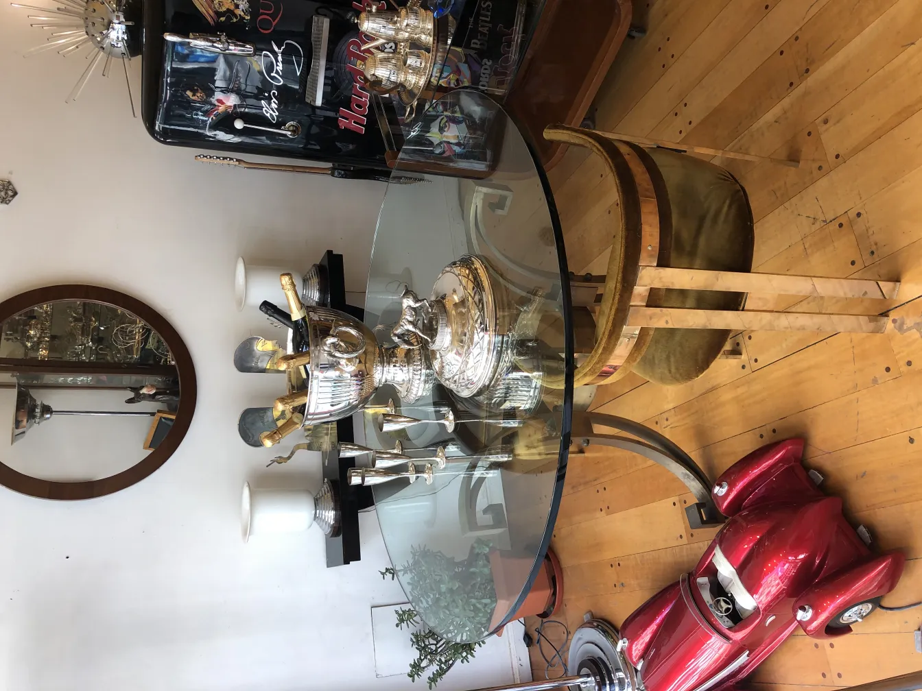 specchio antico a parete con cornice in un ambiente vintage