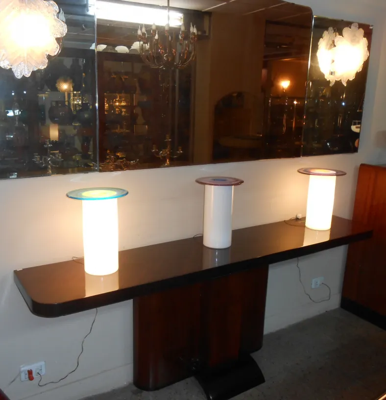 specchio decorativo antico sulla parete che riflette la luce