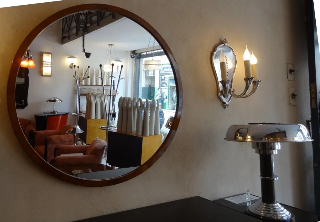 espejo antiguo redondo en una habitación decorada con luz suave