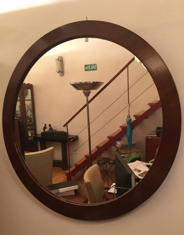 miroir ancien rond dans une pièce décorée