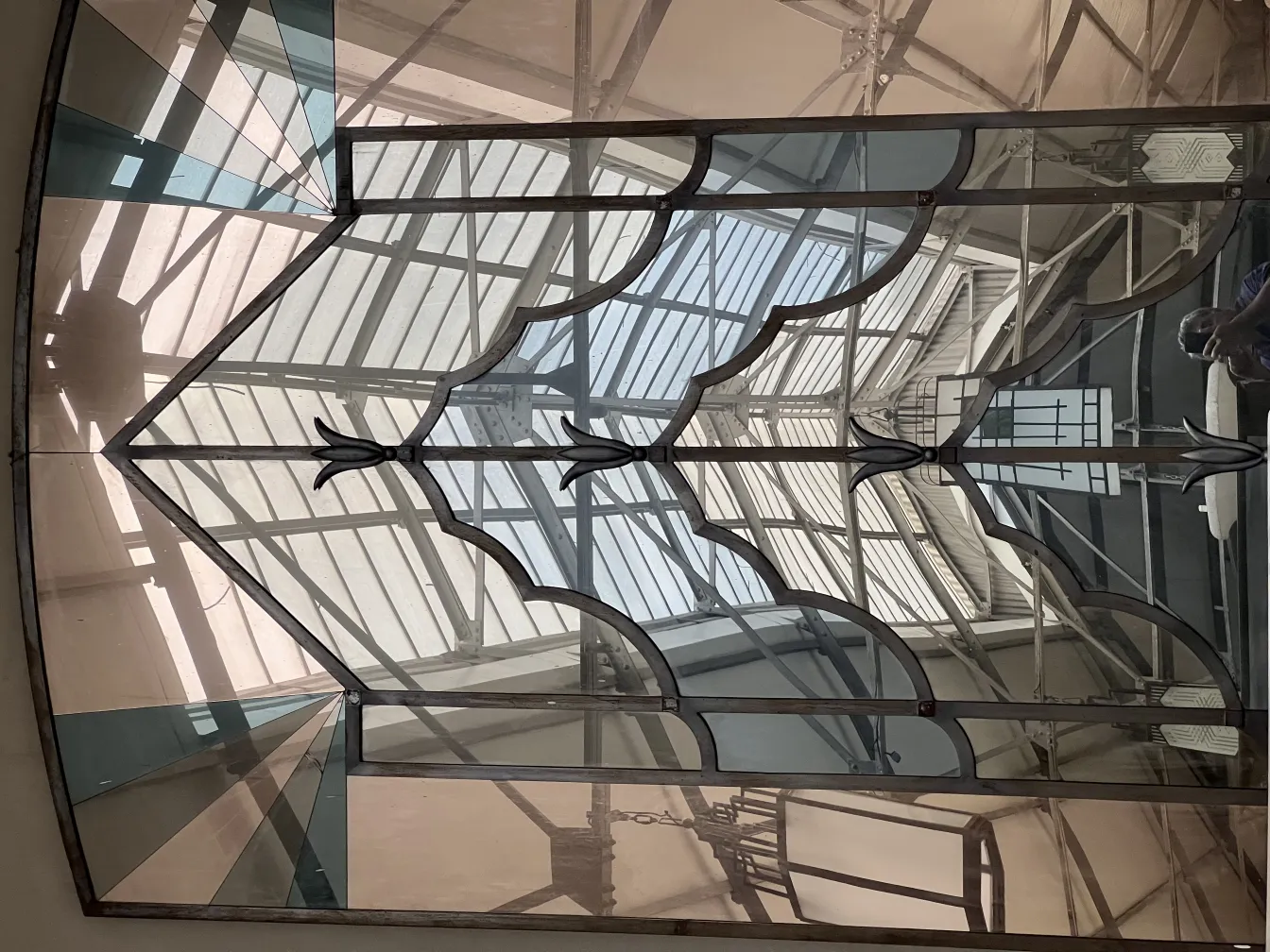 Espejo antiguo decorativo con diseño intrincado