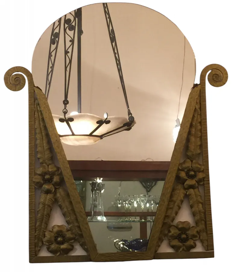 Espejo antiguo de forma ovalada con decoración floral