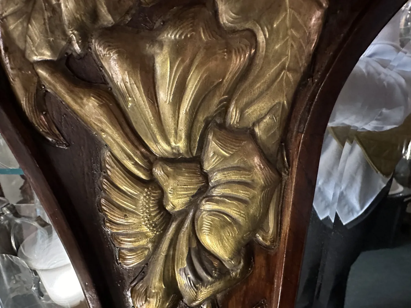 antiker Spiegel mit goldenen Details, elegantes Ambiente