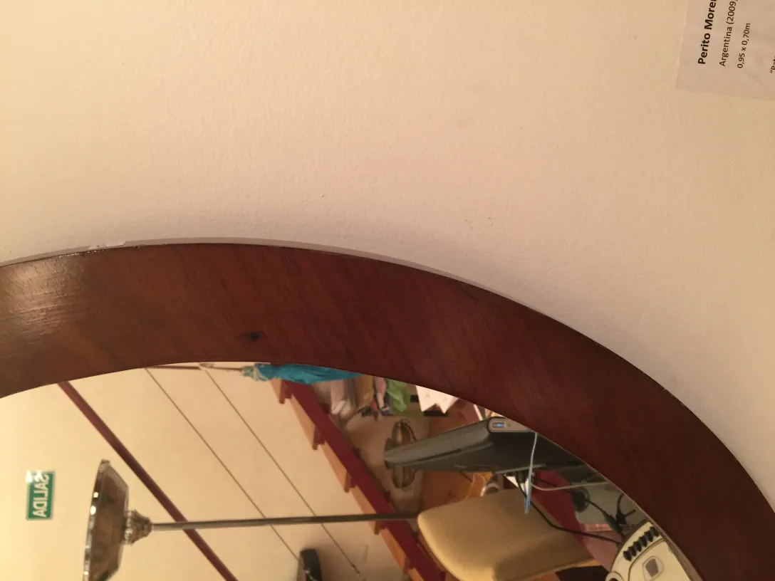 装飾的な古い鏡が柔らかな照明のある室内に。