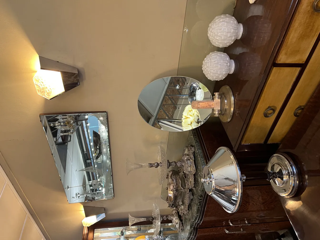 specchio antico decorativo su un tavolo con altri oggetti