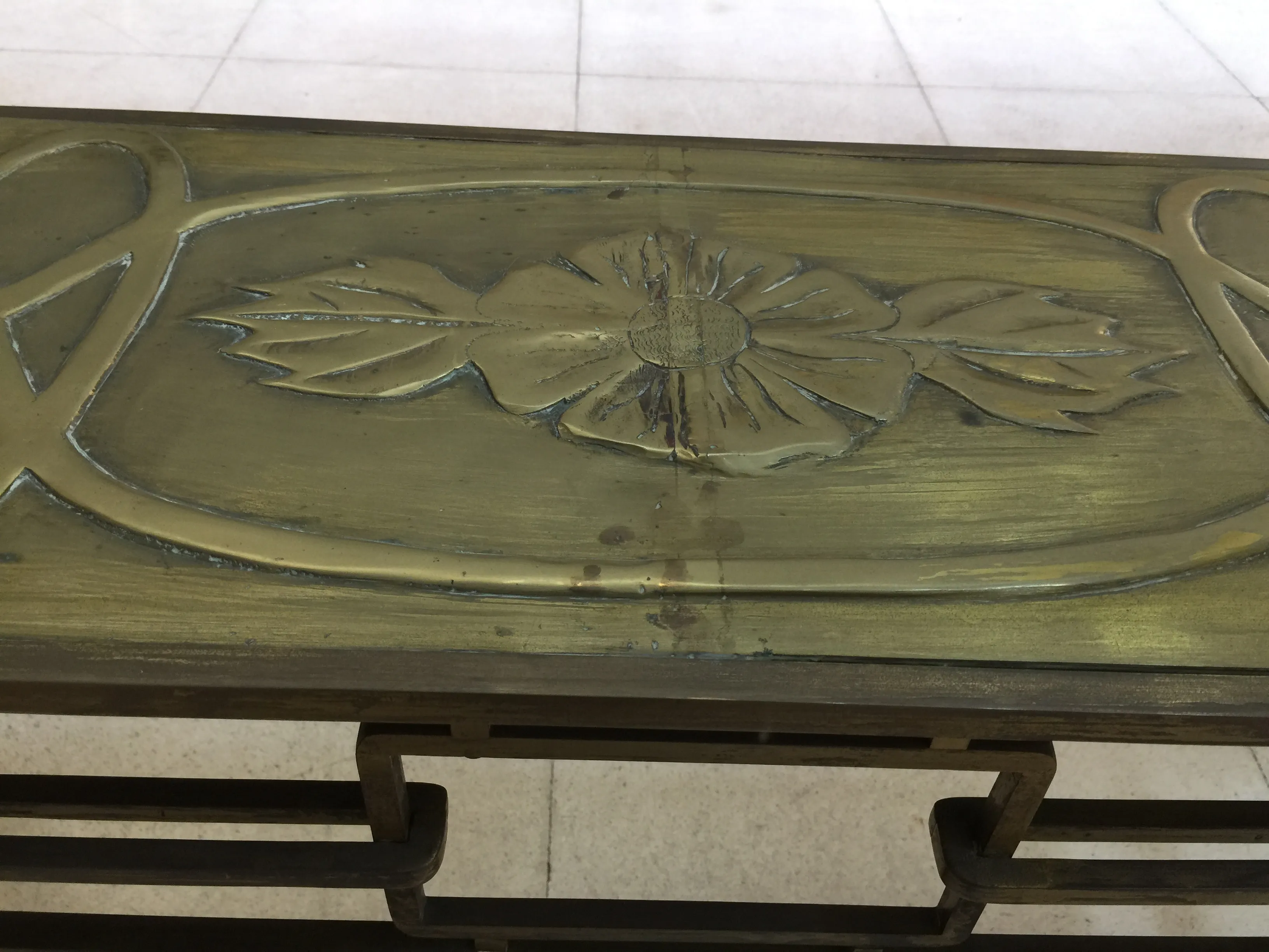 Antiker Esstisch mit Art Deco Gravuren, in einem gemütlichen Ambiente.