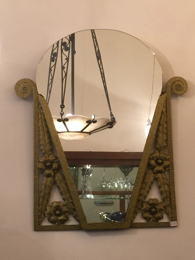 Espelho antigo decorativo com flor na moldura, ambiente antigo.