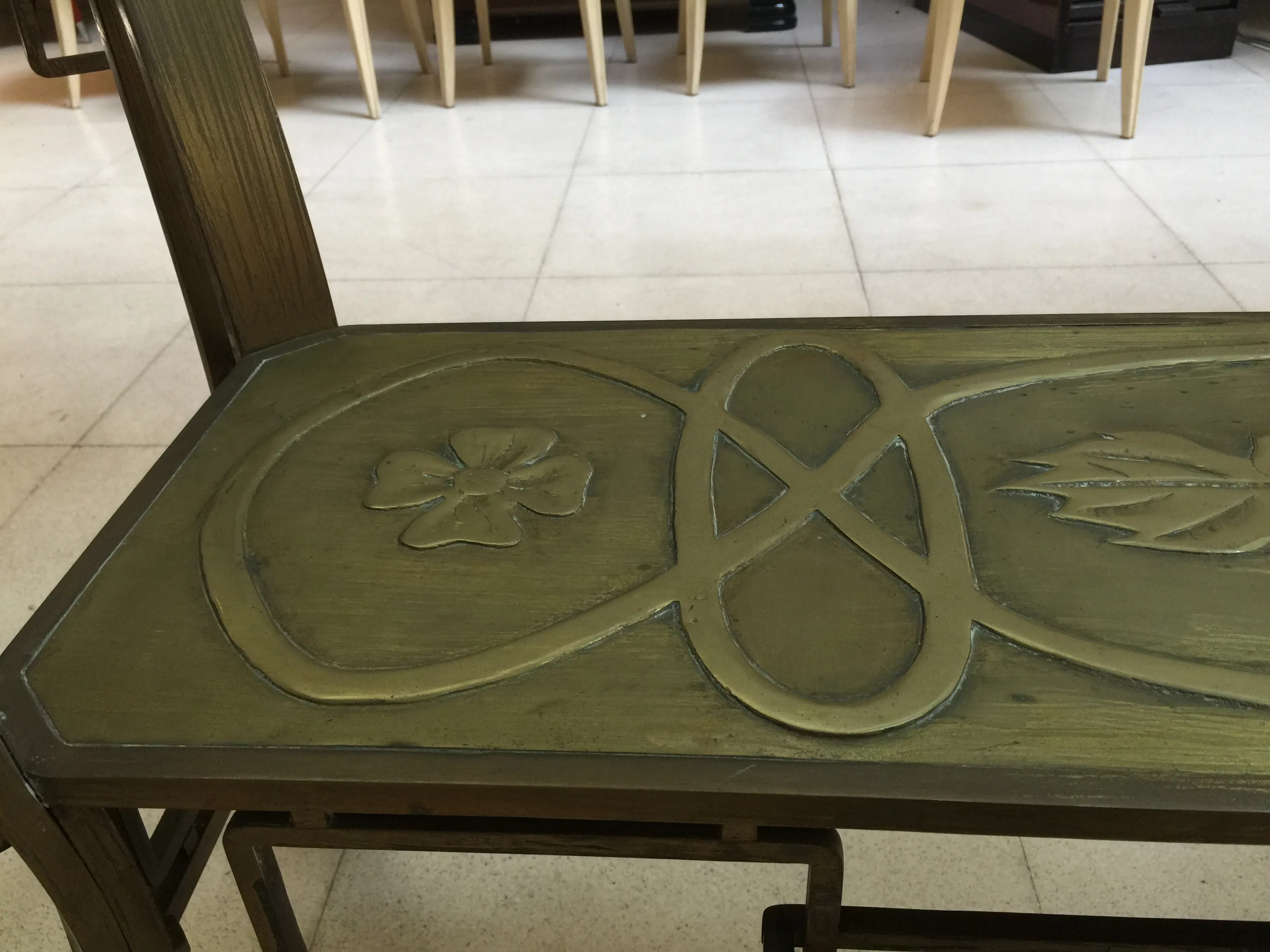 Tavolo da pranzo antico Art Deco per 10 persone, con dettagli decorativi sulla superficie.