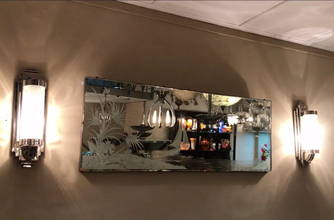 Espejo antiguo decorativo con detalles grabados, enmarcado, iluminado