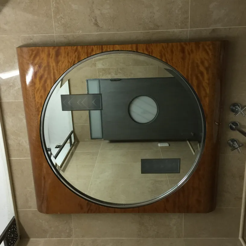 miroir ancien avec cadre de couleur claire et forme ronde