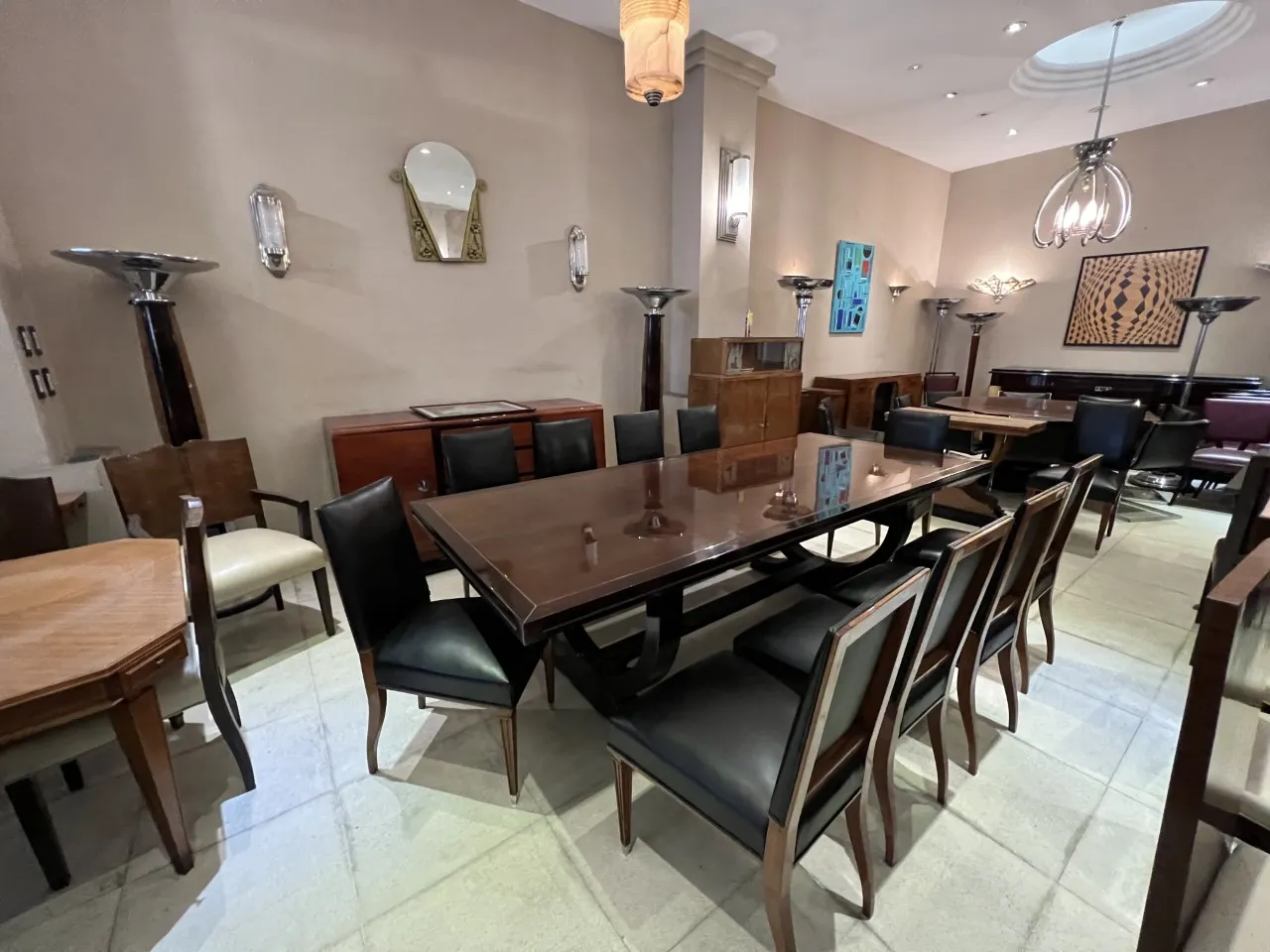 Specchio antico decorativo in una sala elegante con tavoli e sedie