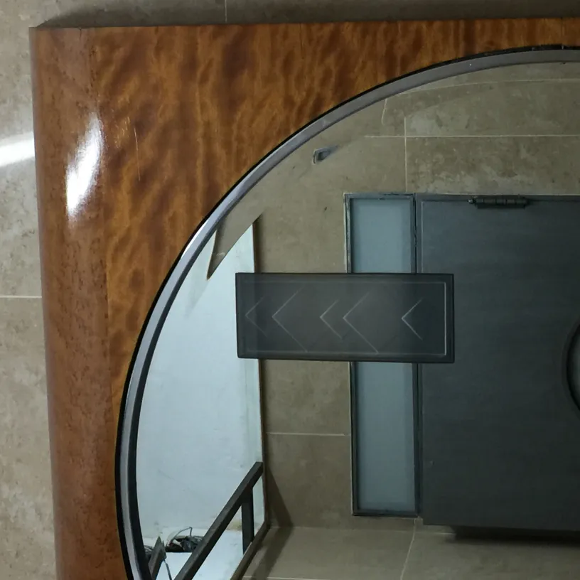 specchio antico con cornice arcuata in un ambiente moderno