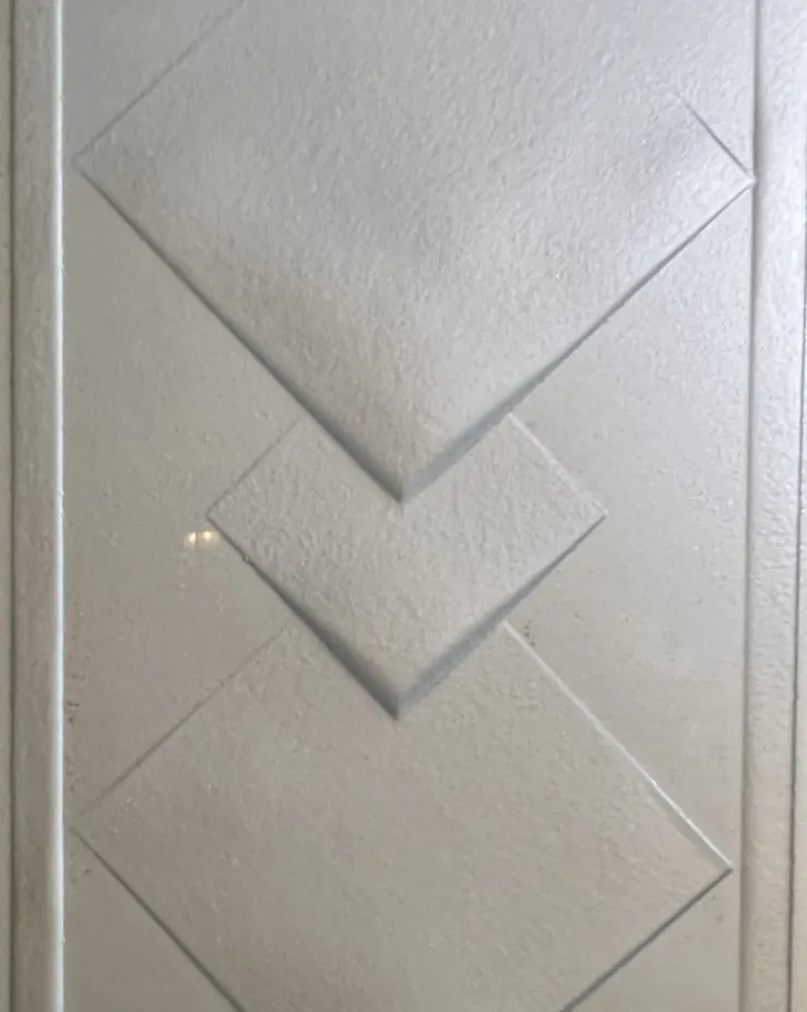 espejo antiguo blanco con diseño de rombos de textura