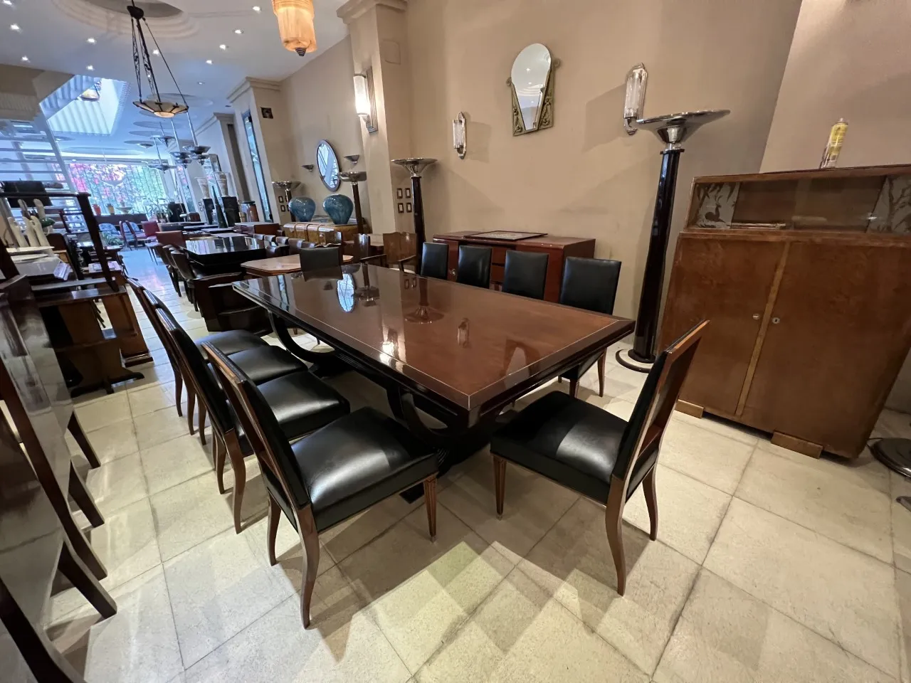 espelho antigo na parede com moldura decorativa, ambiente elegante