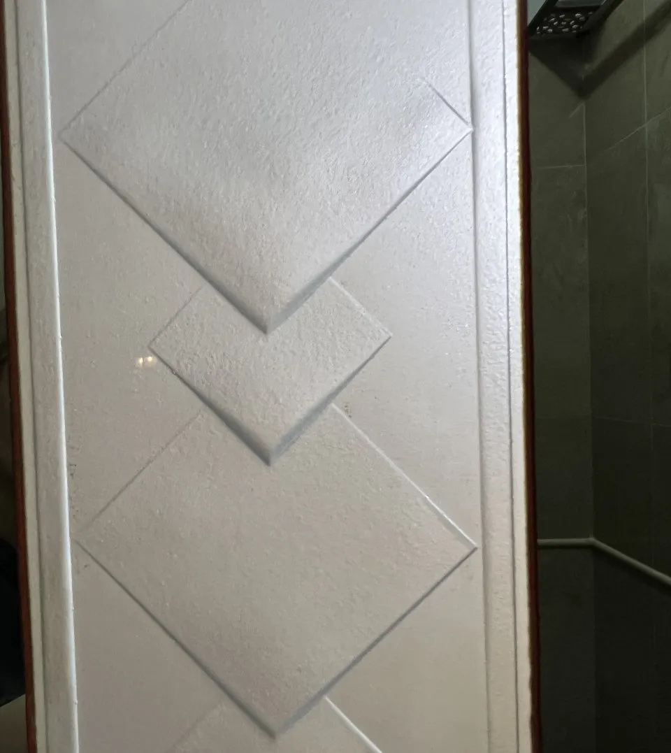 古い鏡に浮き彫りの模様があり、現代的な環境に配置されています。